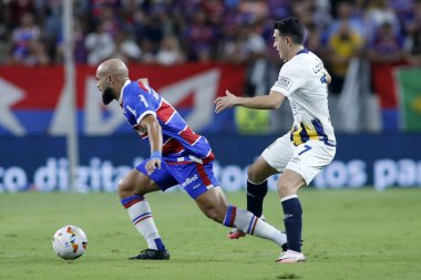 ForTALEZA (CE), Brezilya 08 / 21 / 2024 - Fortaleza ile Rosario Central arasında oynanan karşılaşmada Oyuncular Gomez ve Breno Lopes, Conmebol Sudamericana 2024 'ün 16.