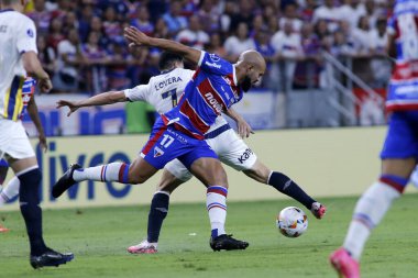 ForTALEZA (CE), Brezilya 08 / 21 / 2024 - Fortaleza ile Rosario Central arasında oynanan karşılaşmada Oyuncular Lovera ve Ze Welison, Conmebol Sudamericana 2024 'ün 16.
