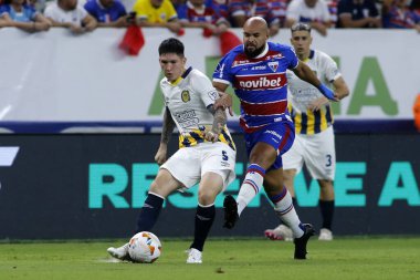 ForTALEZA (CE), Brezilya 08 / 21 / 2024 - Fortaleza ile Rosario Central arasında oynanan karşılaşmada Oyuncular Lovera ve Ze Welison, Conmebol Sudamericana 2024 'ün 16.