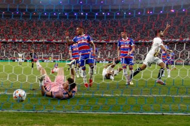 ForTALEZA (CE), Brezilya 08 / 21 / 2024 - Oyuncu Mallo, Fortaleza ile Rosario Central arasında oynanan ve Conmebol Sudamericana 2024 'ün 16. Raundunda geçerli olan maçta golünü kutluyor