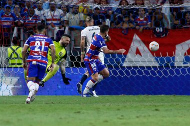 ForTALEZA (CE), Brezilya 08 / 21 / 2024 - Oyuncu Lucas Sasha, Fortaleza ile Rosario Central arasında oynanan ve Conmebol Sudamericana 2024 'ün 16. Raundunda geçerli olan maçta golünü atıyor ve kutluyor.