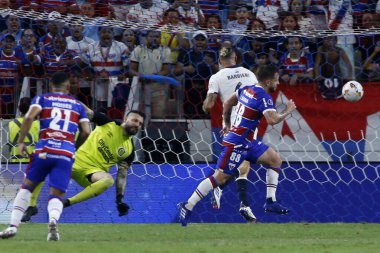 ForTALEZA (CE), Brezilya 08 / 21 / 2024 - Oyuncu Lucas Sasha, Fortaleza ile Rosario Central arasında oynanan ve Conmebol Sudamericana 2024 'ün 16. Raundunda geçerli olan maçta golünü atıyor ve kutluyor.