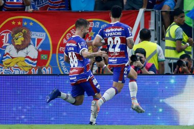 ForTALEZA (CE), Brezilya 08 / 21 / 2024 - Oyuncu Lucas Sasha, Fortaleza ile Rosario Central arasında oynanan ve Conmebol Sudamericana 2024 'ün 16. Raundunda geçerli olan maçta golünü atıyor ve kutluyor.