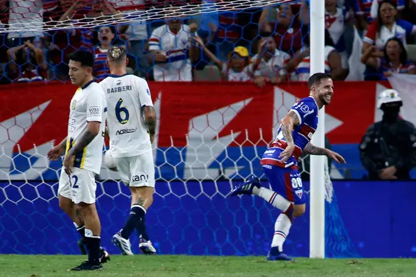 stock image FORTALEZA (CE), Brazil 08/21/2024 - Player Lucas Sasha scores and celebrates his goal during the match between Fortaleza and Rosario Central, valid for the Round of 16 of Conmebol Sudamericana 2024 