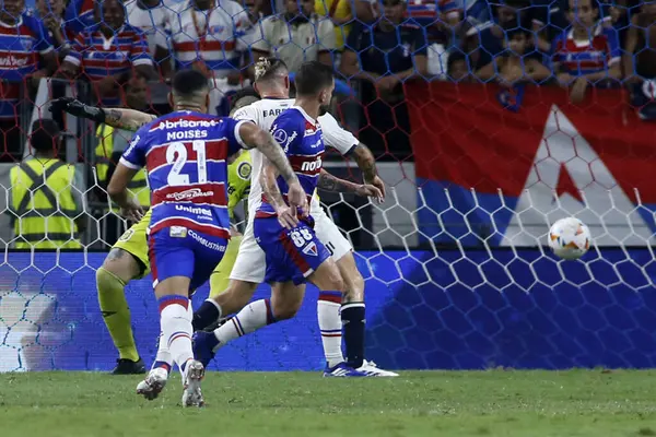 ForTALEZA (CE), Brezilya 08 / 21 / 2024 - Oyuncu Lucas Sasha, Fortaleza ile Rosario Central arasında oynanan ve Conmebol Sudamericana 2024 'ün 16. Raundunda geçerli olan maçta golünü atıyor ve kutluyor.