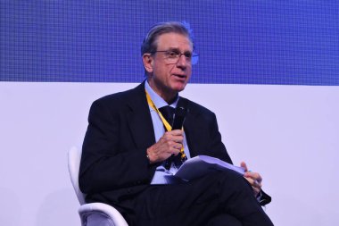 Sao Paulo (SP), Brezilya 08 / 22 / 2024 - Arabulucu Antonio Maciel Neto, Fenabrave Kongresi 'nde otomobil üreticileri ile bayiler arasındaki ilişki konulu bir panel sırasında