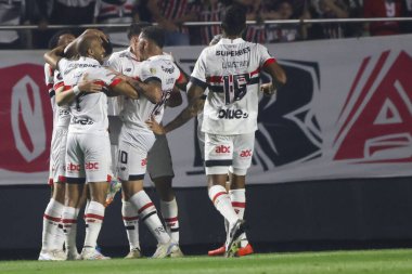 Sao Paulo (SP), Brezilya 08 / 22 / 2024 - Sao Paulo 'lu Raul Bobadilha, Sao Paulo ile Nacional arasında oynanan ve Conmebol Libertadores Kupası' nın 16 'ncı turunda geçerli olan maçta golünü kutluyor.