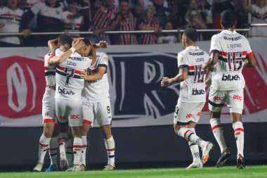 Sao Paulo (SP), Brezilya 08 / 22 / 2024 - Sao Paulo 'lu Raul Bobadilha, Sao Paulo ile Nacional arasında oynanan ve Conmebol Libertadores Kupası' nın 16 'ncı turunda geçerli olan maçta golünü kutluyor.