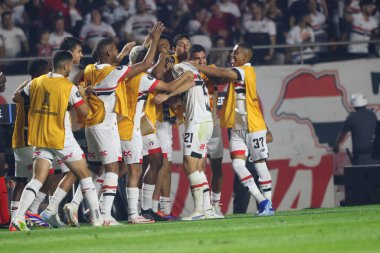 Sao Paulo (SP), Brezilya 08 / 22 / 2024 - Sao Paulo 'lu Raul Bobadilha, Sao Paulo ile Nacional arasında oynanan ve Conmebol Libertadores Kupası' nın 16 'ncı turunda geçerli olan maçta golünü kutluyor.