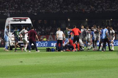 Sao Paulo (SP), Brezilya 08 / 22 / 2024 - Conmebol Libertadores Kupası 'nın 16 turu için geçerli olan Sao Paulo ve Nacional arasında oynanan karşılaşmada bir Nacional (URG) oyuncusuna yardım etmek üzere sahaya bir ambulans girdi