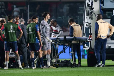 Sao Paulo (SP), Brezilya 08 / 22 / 2024 - Conmebol Libertadores Kupası 'nın 16 turu için geçerli olan Sao Paulo ve Nacional arasında oynanan karşılaşmada bir Nacional (URG) oyuncusuna yardım etmek üzere sahaya bir ambulans girdi