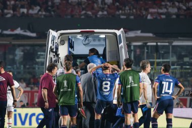 Sao Paulo (SP), Brezilya 08 / 22 / 2024 - Conmebol Libertadores Kupası 'nın 16 turu için geçerli olan Sao Paulo ve Nacional arasında oynanan karşılaşmada bir Nacional (URG) oyuncusuna yardım etmek üzere sahaya bir ambulans girdi