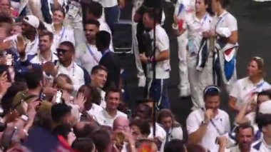 11 Ağustos 2024, Saint Denis, Fransa: Paris 2024 Yaz Olimpiyatları 'nın kapanış töreni katılımcı sporcuların geçit törenleriyle, havai fişeklerle, aydınlatılmış ışıklarla ve Stade France' da sahne alan sanatçılarla 