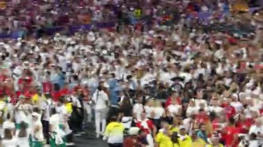 11 Ağustos 2024, Saint Denis, Fransa: Paris 2024 Yaz Olimpiyatları 'nın kapanış töreni katılımcı sporcuların geçit törenleriyle, havai fişeklerle, aydınlatılmış ışıklarla ve Stade France' da sahne alan sanatçılarla 