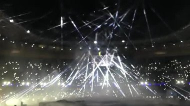 11 Ağustos 2024, Saint Denis, Fransa: Paris 2024 Yaz Olimpiyatları 'nın kapanış töreni katılımcı sporcuların geçit törenleriyle, havai fişeklerle, aydınlatılmış ışıklarla ve Stade France' da sahne alan sanatçılarla 