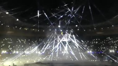 11 Ağustos 2024, Saint Denis, Fransa: Paris 2024 Yaz Olimpiyatları 'nın kapanış töreni katılımcı sporcuların geçit törenleriyle, havai fişeklerle, aydınlatılmış ışıklarla ve Stade France' da sahne alan sanatçılarla 