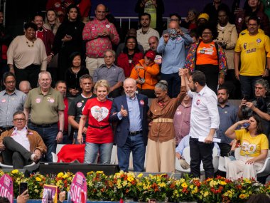 SAO PAULO (SP), Brezilya 08 / 24 / 2024 - Sao Paulo Belediye Başkanı adayı Guilherme Boulos ve Marta Suplicy 'nin ilk kampanya mitinginin görüntüsü bu Cumartesi sabahı Campo Limpo bölgesinde gerçekleşti.
