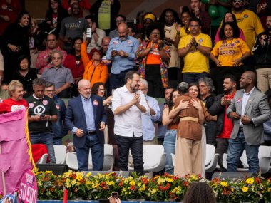 SAO PAULO (SP), Brezilya 08 / 24 / 2024 - Çevre Bakanı Marina Silva, Sao Paulo Belediye Başkanı adayı Guilherme Boulos ile birlikte bu Cumartesi sabahı (24) ilk kampanya mitinginde yer aldı.) 