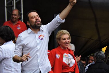 Sao Paulo (SP), 08 / 24 / 2024 - Sao Paulo Belediye Başkanı adayı Guilherme Boulos (PT) ve yardımcısı Marta Suplicy (PT), Campo Limpo, Sao Paulo Güney Bölgesi 'nde, bu Cumartesi, 24 Temmuz 2024. 