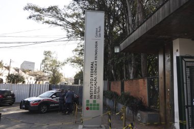Sao Paulo (SP), Brezilya 08 / 23 / 2024 Facade ve Brezilya Cumhurbaşkanı Luiz Inacio Lula da Silva 'nın Sao Paulo Kampüsü' ndeki IFSP kampüsündeki laboratuvarını ziyaret etmesi sırasında poster yapan öğrenciler