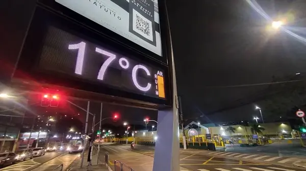 stock image Sao Paulo (SP), Brazil 08/23/2024 - Thermometers registered 17 degrees on Avenida Guarapiranga, Socorro, South Zone of the city of Sao Paulo, on Friday night after a drop of more than 12 degrees in a few hours.