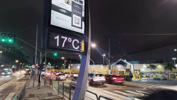 stock image Sao Paulo (SP), Brazil 08/23/2024 - Thermometers registered 17 degrees on Avenida Guarapiranga, Socorro, South Zone of the city of Sao Paulo, on Friday night after a drop of more than 12 degrees in a few hours.