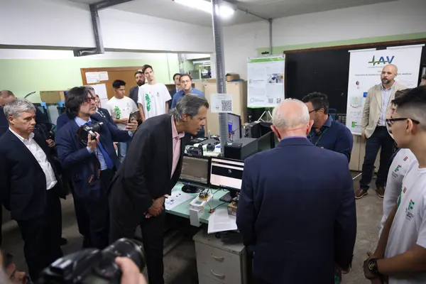 stock image Sao Paulo (SP), Brazil 08/23/2024 The Minister of Economy Fernando Haddad accompanied by the President of the Republic of Brazil Luiz Inacio Lula da Silva visits the laboratory on the IFSP campus