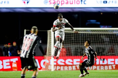 Sao Paulo (SP), Brezilya 08 / 28 / 2024 - Sao Paulo oyuncusu Robert Arboleda ile Atletico Mineiro arasında oynanan maçta Morumbis Stadyumu 'nda oynanan Brezilya Kupası çeyrek finallerinin ilk ayağı için mücadele etti.