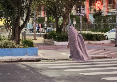 Sao Paulo (SP), Brezilya 08 / 27 / 2024 - Bu sabah Sao Paulo 'daki Consolacao Caddesi x Avenida Paulista' da bu sabah hareket eden insanlar, 27 Ağustos 2024