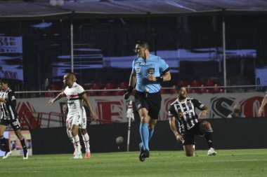 Sao Paulo (SP), Brezilya 08 / 28 / 2024 - Hakem: Rafael Rodrigo Klein, Sao Paulo ile Atletico Mineiro arasında oynanan maçta Brezilya Kupası çeyrek finallerinin ilk ayağı için Morumbis Stadyumu 'nda mücadele etti.