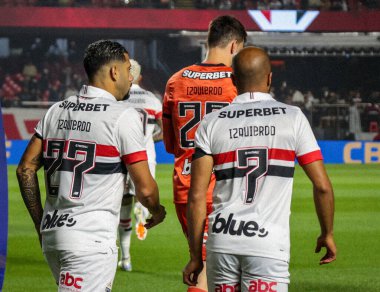 Sao Paulo (SP), Brezilya 08 / 28 / 2024 - Sao Paulo oyuncuları çeyrek finalin ilk ayağında Sao Paulo ve Atletico Mineiro arasında oynanan maçın arkasında yazan ve adı Izquierdo olan bir gömlek giyerler 