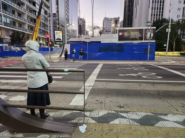 stock image Sao Paulo (SP), Brazil 08/27/2024 - Movement of people this cold morning on Consolacao Street x Avenida Paulista in Sao Paulo, this Tuesday, August 27, 2024