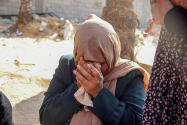 Öldürülen Filistinlilerin Han Yunus 'taki Nasser Tıp Kompleksi' ne gelişi. 29 Ağustos 2024, Han Yunus, Filistin: İsrail ordusu tarafından öldürülen aileler, dostlar ve sevdiklerimiz için yas tutuldu
