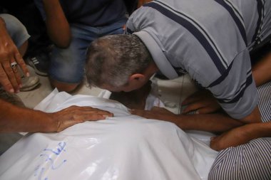 Öldürülen Filistinlilerin Han Yunus 'taki Nasser Tıp Kompleksi' ne gelişi. 29 Ağustos 2024, Han Yunus, Filistin: İsrail ordusu tarafından öldürülen aileler, dostlar ve sevdiklerimiz için yas tutuldu
