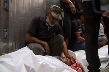 Öldürülen Filistinlilerin Han Yunus 'taki Nasser Tıp Kompleksi' ne gelişi. 29 Ağustos 2024, Han Yunus, Filistin: İsrail ordusu tarafından öldürülen aileler, dostlar ve sevdiklerimiz için yas tutuldu