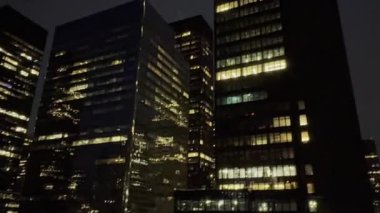 Gece Manhattan 'ın hava manzarası. 28 Ağustos 2024, New York, ABD: Manhattan 'daki gökdelenlerin gökdelenleri şehir merkezindeki bir çatıdan görülüyor.