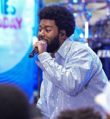 Khalid, Rockefeller Plaza 'da Today Show' da canlı performans sergiliyor. 30 Ağustos 2024, New York, ABD. Bu sabah Khalid, Today Show 'daki Citi Konser Serisi için Rockefeller Plaza' yı yaktı. Khalid Amerikalı bir şarkıcı ve söz yazarı.