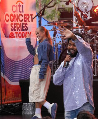 Khalid, Rockefeller Plaza 'da Today Show' da canlı performans sergiliyor. 30 Ağustos 2024, New York, ABD. Bu sabah Khalid, Today Show 'daki Citi Konser Serisi için Rockefeller Plaza' yı yaktı. Khalid Amerikalı bir şarkıcı ve söz yazarı.