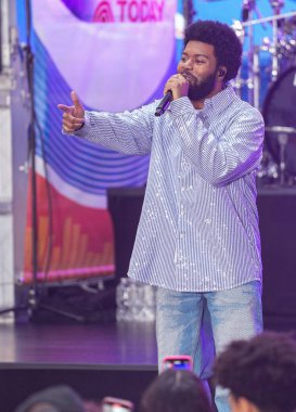 Khalid, Rockefeller Plaza 'da Today Show' da canlı performans sergiliyor. 30 Ağustos 2024, New York, ABD. Bu sabah Khalid, Today Show 'daki Citi Konser Serisi için Rockefeller Plaza' yı yaktı. Khalid Amerikalı bir şarkıcı ve söz yazarı.