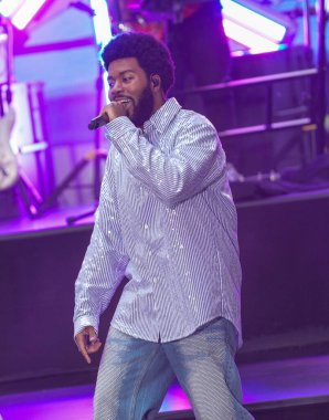 Khalid, Rockefeller Plaza 'da Today Show' da canlı performans sergiliyor. 30 Ağustos 2024, New York, ABD. Bu sabah Khalid, Today Show 'daki Citi Konser Serisi için Rockefeller Plaza' yı yaktı. Khalid Amerikalı bir şarkıcı ve söz yazarı.