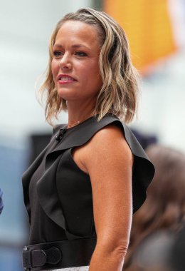 Khalid, Rockefeller Plaza 'da Today Show' da canlı performans sergiliyor. 30 Ağustos 2024, New York, ABD: Dylan Dreyer Today Show 'daki Khalid mini konseri sırasında.