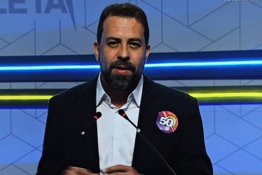 Sao Paulo (SP), Brezilya 09 / 01 / 2024 - Sao Paulo Belediye Başkanı adayı Guilherme Boulos, TV Gazeta ve Canal MyNews tarafından Avenida Paulista 'daki Gazeta genel merkezinde düzenlenen bir tartışma sonrasında