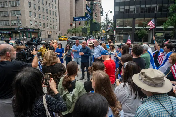 stock image Memorial Vigil Held At Israel Consulate To Commemorate American Murdered By Hamas. September 01, 2024, New York, New York, USA: IDF Brig. Gen. (res.) Amir Avivi speaks at memorial vigil for the six hostages who were kidnapped and murdered by Hamas