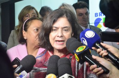 Natal (RN), Brezilya 09 / 02 / 2024 - Vali Fatima Bezerra, inşaat projesinin yeni safhasında Caixa Economica Federal ile bir sözleşme duyurmak için Sağlık Bakanı Nisia Trindade 'nin varlığından yararlandı 