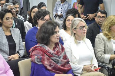 Natal (RN), Brezilya 09 / 02 / 2024 - Vali Fatima Bezerra, inşaat projesinin yeni safhasında Caixa Economica Federal ile bir sözleşme duyurmak için Sağlık Bakanı Nisia Trindade 'nin varlığından yararlandı 