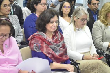 Natal (RN), Brezilya 09 / 02 / 2024 - Vali Fatima Bezerra, inşaat projesinin yeni safhasında Caixa Economica Federal ile bir sözleşme duyurmak için Sağlık Bakanı Nisia Trindade 'nin varlığından yararlandı 