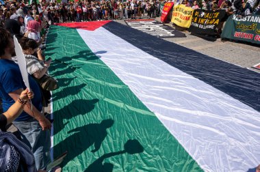 New York 'ta Gazze için İşçi Bayramı Yürüyüşü. 2 Eylül 2024, New York, New York, ABD: Filistinliler, 2 Eylül 2024 'te İşçi Bayramı' nda Washington Square Park 'ta Gazze' yi desteklemek için toplandılar.