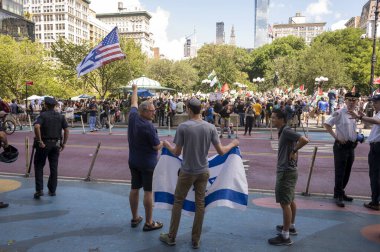 New York 'ta Gazze için İşçi Bayramı Yürüyüşü. 2 Eylül 2024, New York, New York, ABD: İşçi Bayramı 'nda Filistinliler Gazze' yi desteklemek için düzenlenen protestolara katılırken bir avuç karşı protestocu İsrail-Amerika bayrağı taşıyor