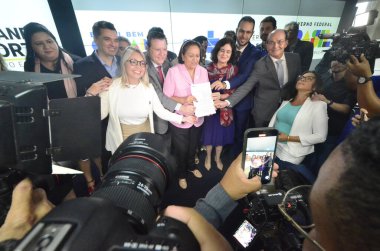 Natal (RN), Brezilya 09 / 02 / 2024 - Vali Fatima Bezerra, inşaat projesinin yeni safhasında Caixa Economica Federal ile bir sözleşme duyurmak için Sağlık Bakanı Nisia Trindade 'nin varlığından yararlandı 