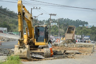 BLUMENAU (SC), Brezilya 09 / 04 / 2024 - Köprülerde ve viyadiklerde kullanılacak beton kirişler, BR-470 federal otoyolunun 04. 